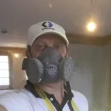 Sander of Latex-Spuiter.nl in a Graco cap and respirator on site, your sprayer for latex sprayer in haarlem and the surrounding area