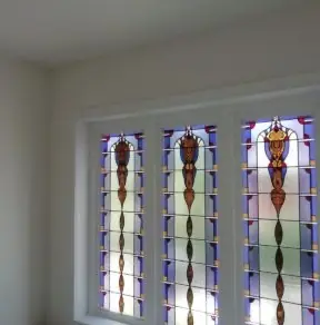 Erker met glas-in-lood ramen en strak wit gespoten wanden en plafond