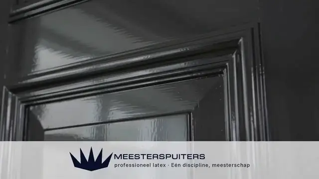 Short mood video by Meesterspuiters (10 seconds, made with AI): a sprayer with an airless sprayer and respiratory protection sprays a wall, a lacquered door and a bright room with sprayed ceiling and walls. (on the page about latex sprayer in haarlem and the surrounding area)